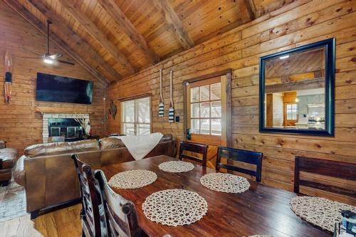 Seadmed, Log Home Retreat with Outdoor Entertainment Area, Lake Nearby, Deer in Horseshoe Bay (TX)