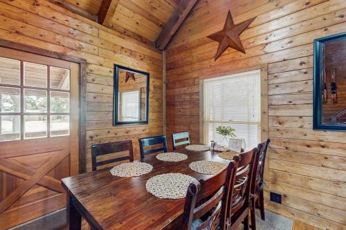Seadmed, Log Home Retreat with Outdoor Entertainment Area, Lake Nearby, Deer in Horseshoe Bay (TX)