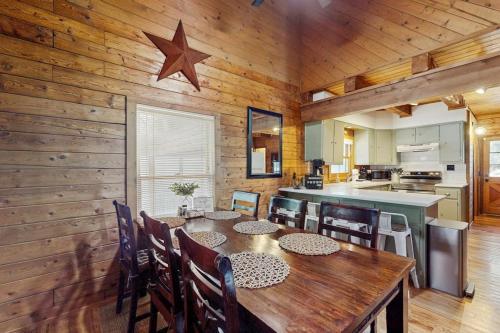köök, Log Home Retreat with Outdoor Entertainment Area, Lake Nearby, Deer in Horseshoe Bay (TX)