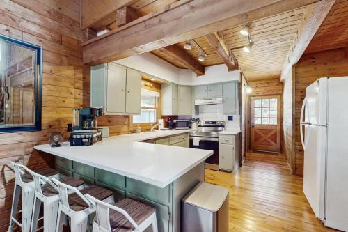 köök, Log Home Retreat with Outdoor Entertainment Area, Lake Nearby, Deer in Horseshoe Bay (TX)