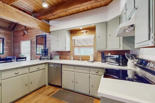 köök, Log Home Retreat with Outdoor Entertainment Area, Lake Nearby, Deer in Horseshoe Bay (TX)