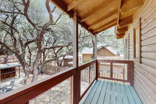 Rõdu/terrass, Log Home Retreat with Outdoor Entertainment Area, Lake Nearby, Deer in Horseshoe Bay (TX)