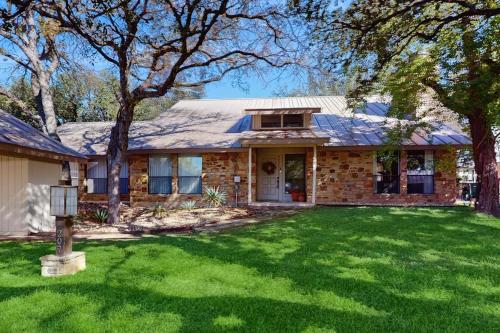 Patogumai, Cozy Dog-Friendly Home WITH Full Kitchen, Patio & Backyard, Close to Golf Course in Horseshoe Bay (TX)