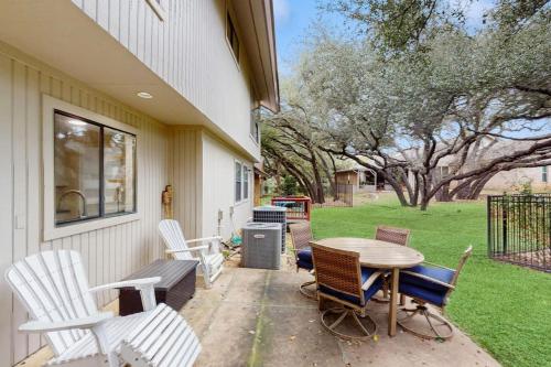 Patogumai, Cozy Dog-Friendly Home WITH Full Kitchen, Patio & Backyard, Close to Golf Course in Horseshoe Bay (TX)