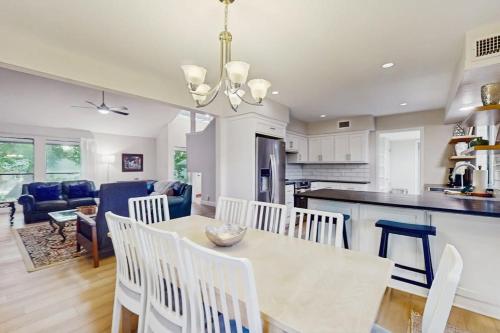 Patogumai, Cozy Dog-Friendly Home WITH Full Kitchen, Patio & Backyard, Close to Golf Course in Horseshoe Bay (TX)