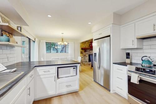 virtuvė, Cozy Dog-Friendly Home WITH Full Kitchen, Patio & Backyard, Close to Golf Course in Horseshoe Bay (TX)