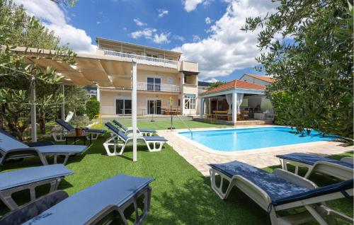 Nice Home In Kastel Luksic With Sauna – khách sạn tại Kastel Luksic