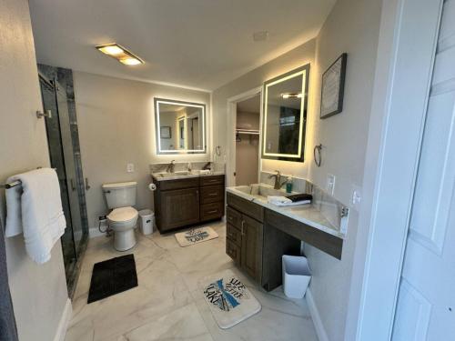 Luxury Lakefront Home with Private Dock 5BR5BA - image 14