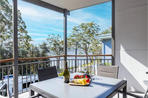 Baggies On Dutchies, 9 Burbong Street - Large pet friendly house with spectacular waterviews, Wi-Fi and air con