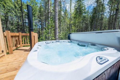 Spa & Riverside - Le Ptit Cool Des Bois in Rivière-Matawin (QC)