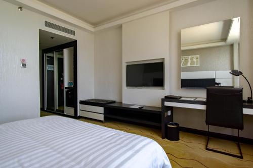 Promenade Hotel Kota Kinabalu Room Type - Superior King Room with City View