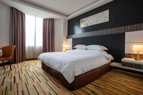 Promenade Hotel Kota Kinabalu Room Type - Promenade Superior King Room with Club Lounge Access - City View