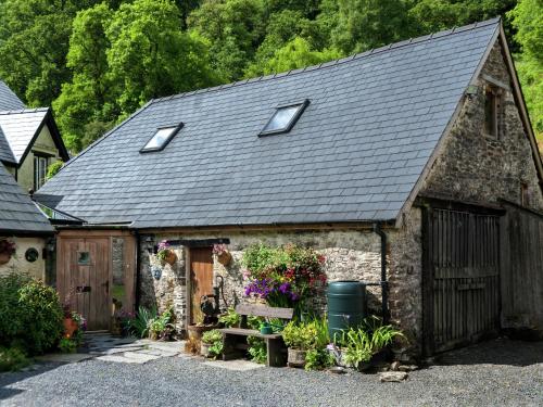Rustic Holiday Home In Llanwrtyd Wells With Patio