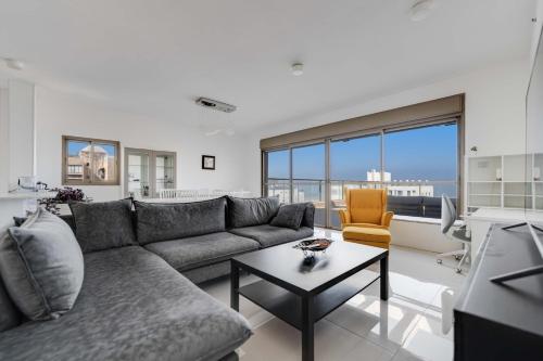 Spacious Sea-View Penthouse + Big Balconies – khách sạn tại Ashdod