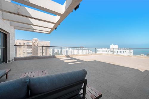 Spacious Sea-View Penthouse + Big Balconies in Ashdod