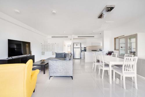 Spacious Sea-View Penthouse + Big Balconies in Ashdod