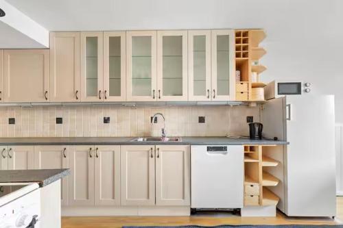 Spacious Townhouse Near Stockholm City in 헤셀뷔 빌라스타드
