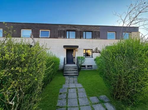 Spacious Townhouse Near Stockholm City in 헤셀뷔 빌라스타드