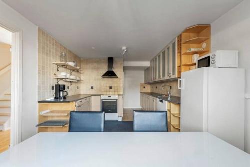 Spacious Townhouse Near Stockholm City in 헤셀뷔 빌라스타드