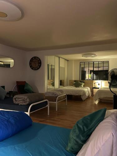 Le " Cerisier" Villa Single bed male shared room daily stay 20h to 10h in La Courneuve