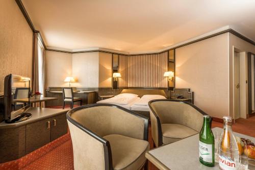 room detail thumbnail 1