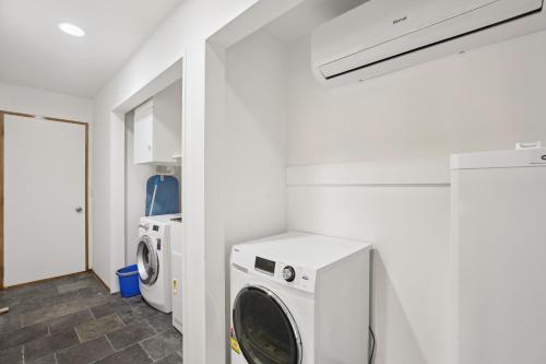 Alpine Horizon - Queenstown Holiday Home - image 5