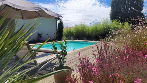 Grande villa avec vue et piscine gîte à louer Montaigut-sur-Save