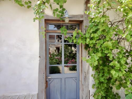 La Maison Blanche - La Garenne gite in Paizay-le-Chapt
