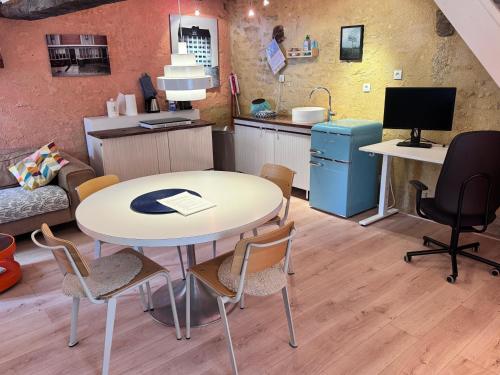 L'atelier orange in Guipy