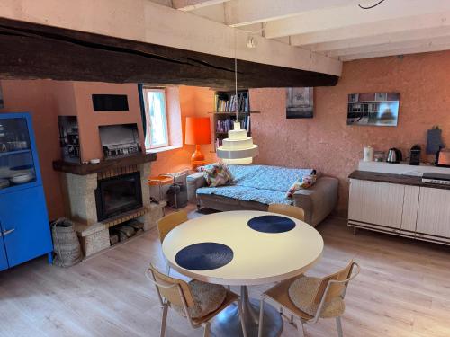 Seadmed, L'atelier orange in Guipy