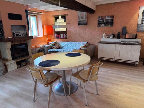 L'atelier orange in Guipy