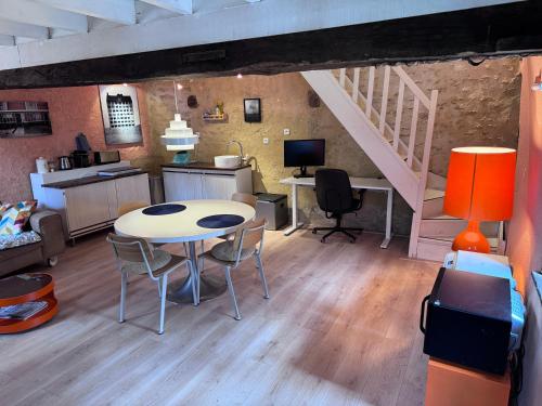 L'atelier orange in Guipy