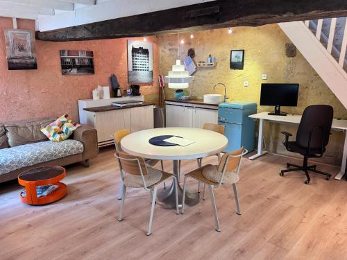 L'atelier orange in Guipy