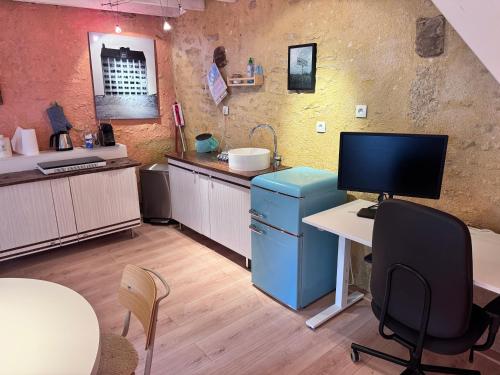 L'atelier orange in Guipy