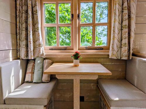 The Eyrie - Scenic Plankbridge Shepherds Hut Retreat in Thorpe-Le-Soken