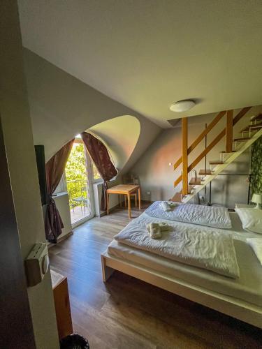 1 queen bed, 3 twin beds
