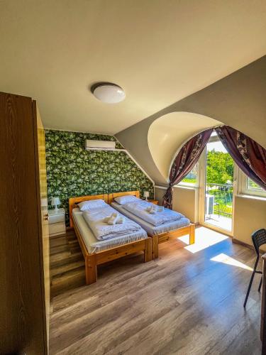 2 twin beds