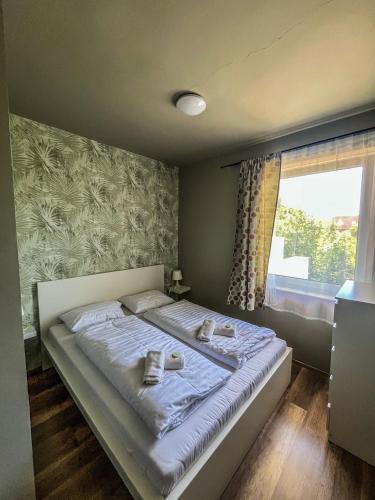 3 bedrooms, 4 beds