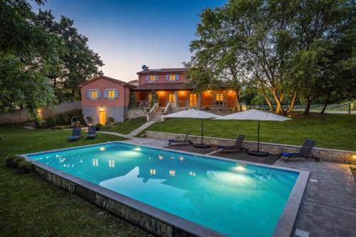 Villa Tre Colonne for 10 persons in Central Istria with 60 m2 private pool, mini golf & sauna – khách sạn tại Modrusani