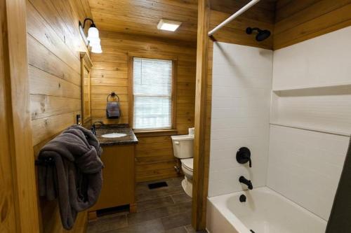 Smoky Mountain Getaway cabin - image 9