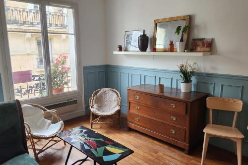 Apartment between Les Batignolles and Montmartre - image 3