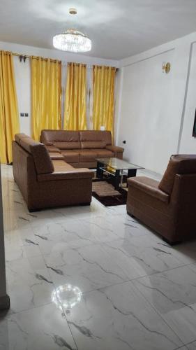 Two bedroom apartment, 3 toilets - SKY BLUE Guest House Bunduma gate Buea in บัวอา