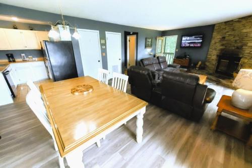 Hillbilly Hilton chalet in Other