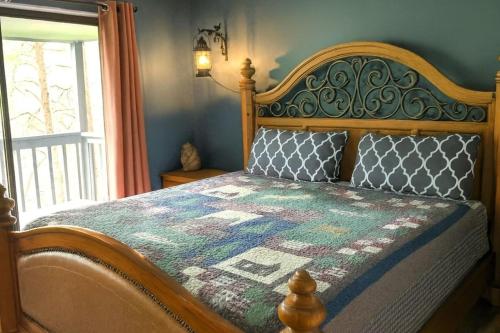 Hillbilly Hilton chalet - image 2