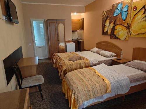 1 queen bed, 1 twin bed