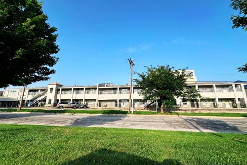 . Blue Way Inn & Suites Wichita East