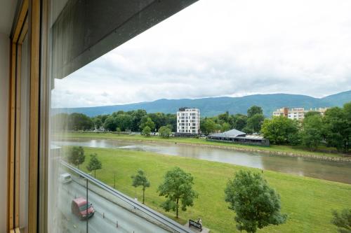 VIP River Side