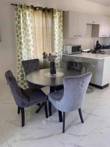 Kitchen, Island Comfort Retreat in Spanish Town