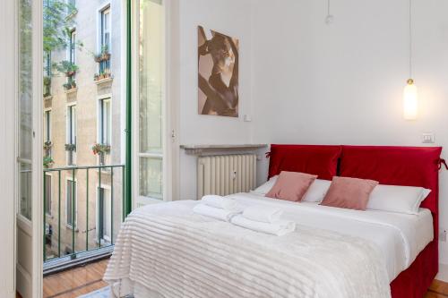 Stylish flat on the Navigli for 6