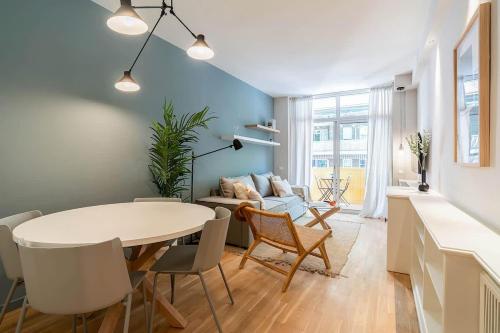 Modern stylish 3 bedroom Arco de Triunfo